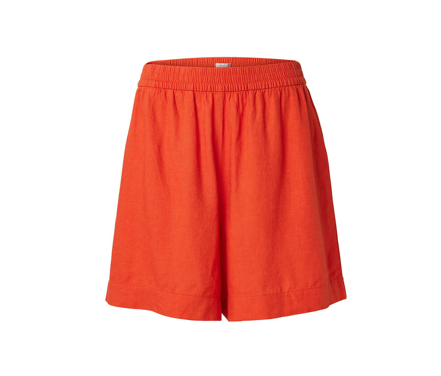 Orange Leinenshorts.