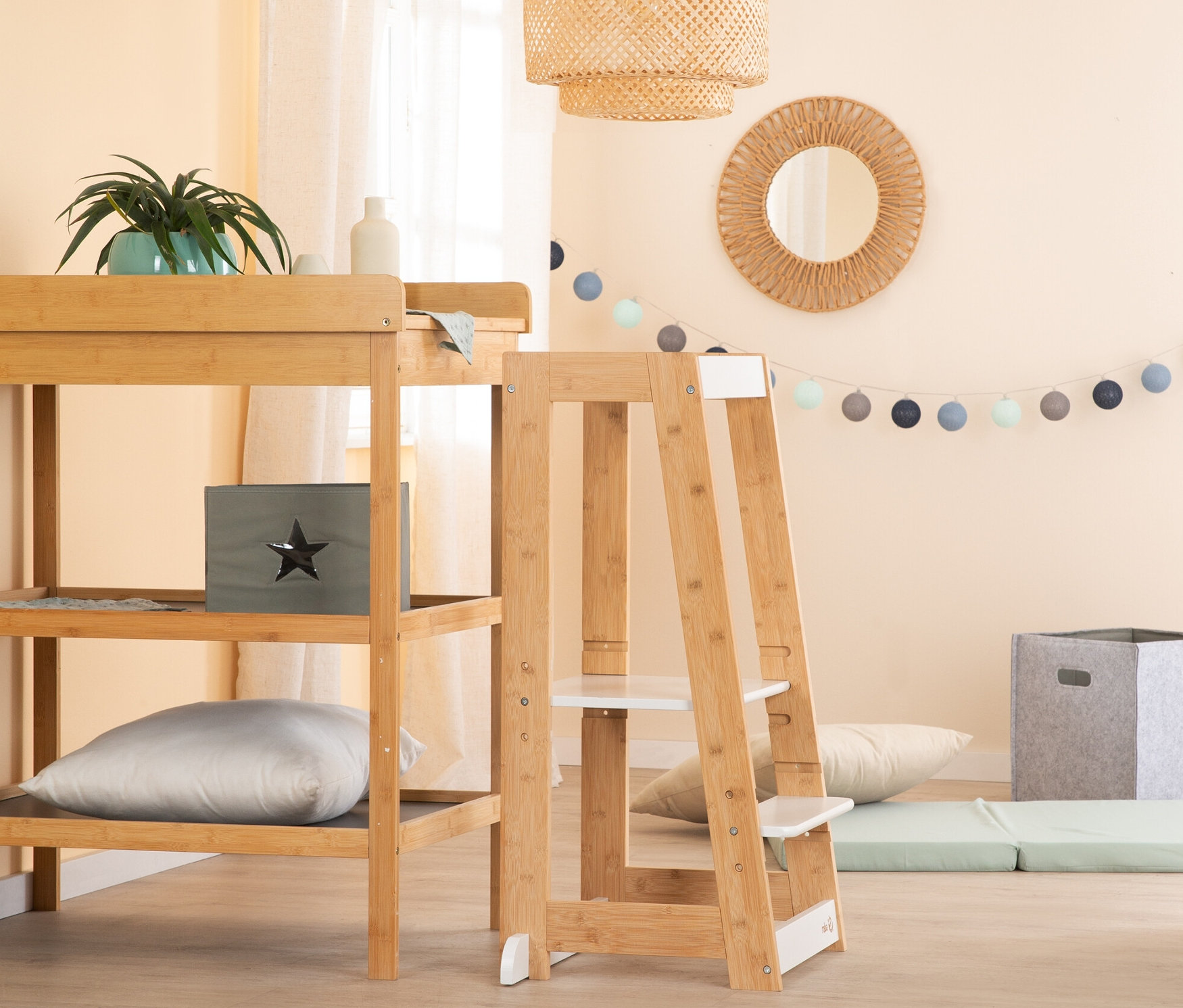 Kinderzimmer mit roba Lernturm holz weiß.