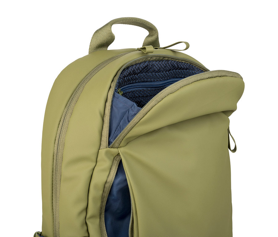 Nahaufnahme eines offenen olivgrünen Rucksacks mit blauem Innenfutter.