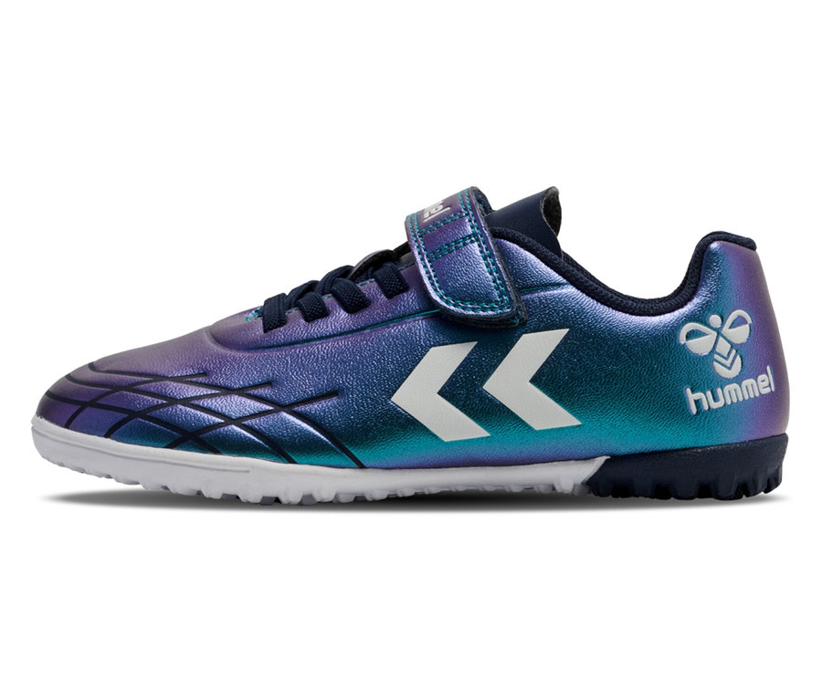 Nahaufnahme des grünen hummel® Top Star Turf JR Fußballschuhs mit Klettverschluss und weißem Logo.