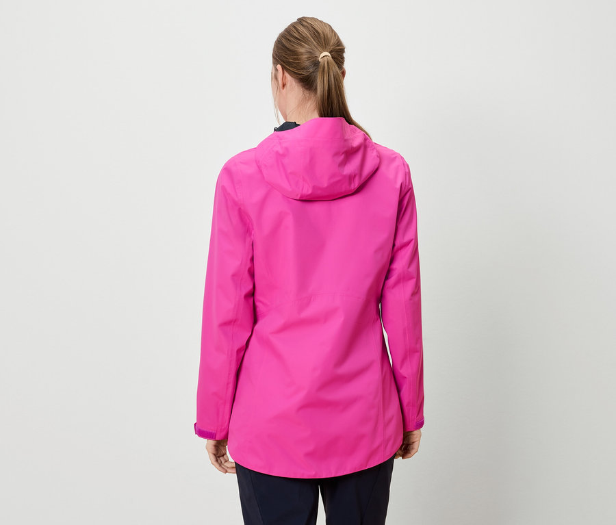 Rückansicht einer Frau mit Pferdeschwanz, die eine pinkfarbene Regenjacke trägt.