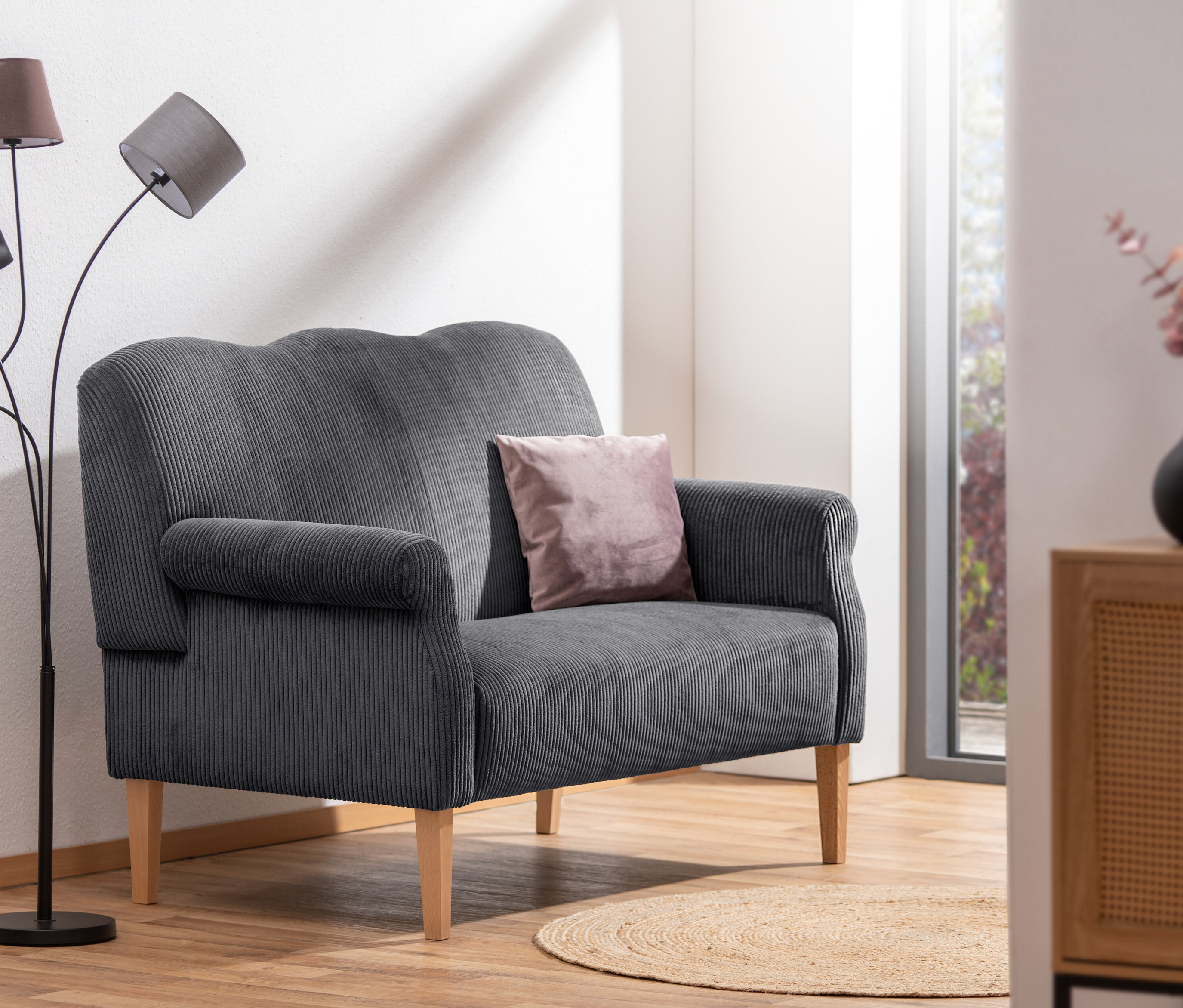 Graues Küchensofa »Juuma« mit Kissen steht im hellen Raum.