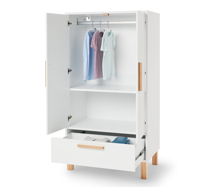 Offener weißer Kleiderschrank mit drei Hemden auf Kleiderbügeln und Kleidungsstücken in einer Schublade.