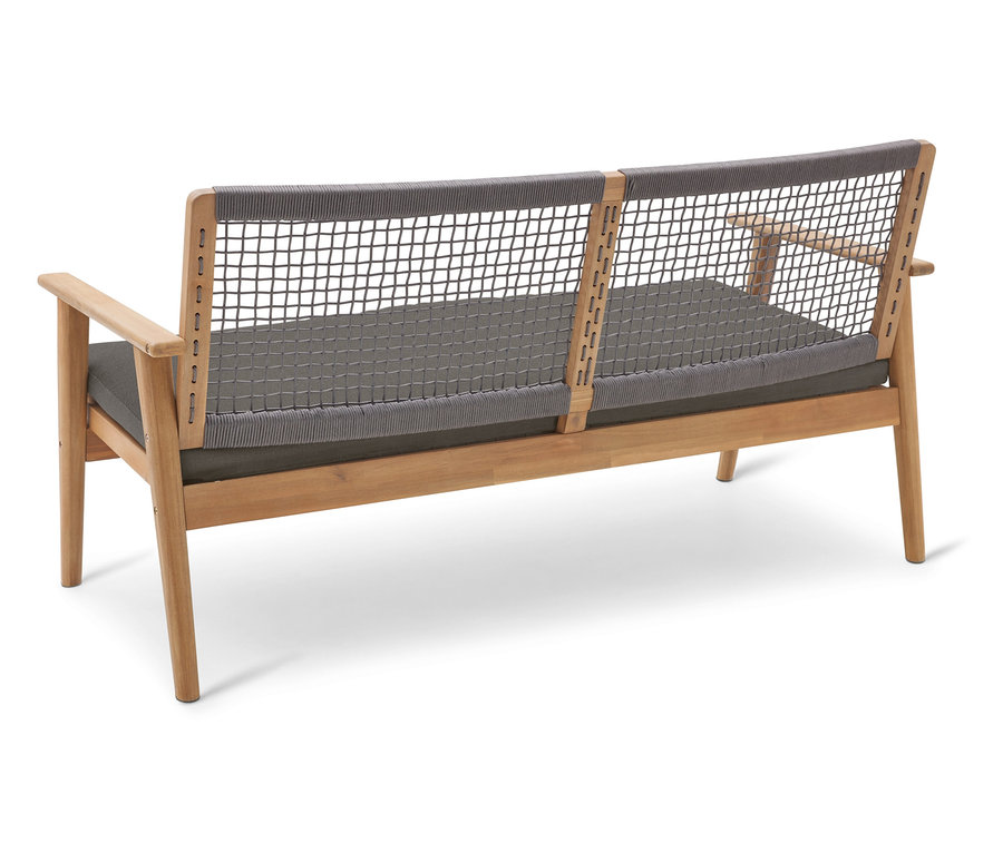 Rückansicht einer hölzernen Gartenbank mit grauer Sitzfläche und Rückenlehne aus Schnurgeflecht.