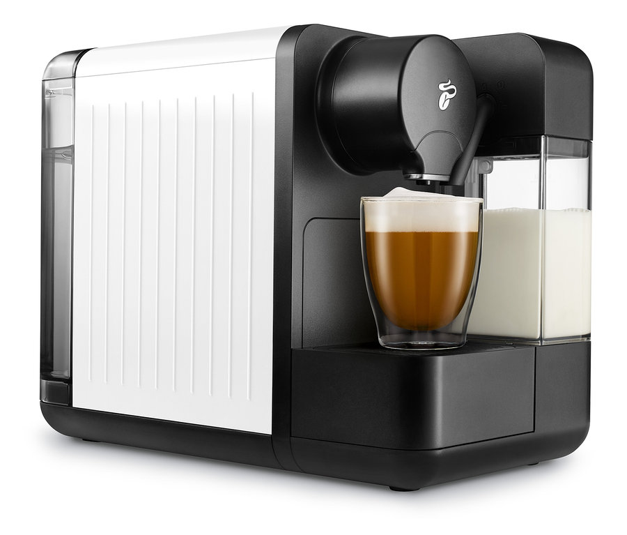 Cafissimo milk, weiß, bereitet Kaffee in einem Glas zu.