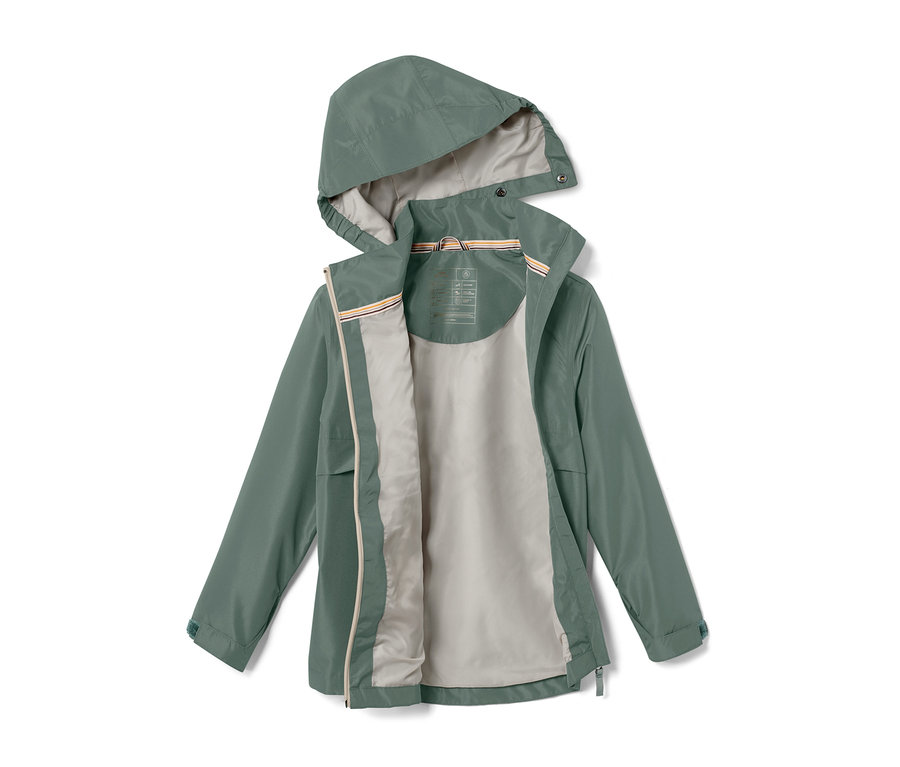 Grüne, offene Allwetterjacke liegt.
