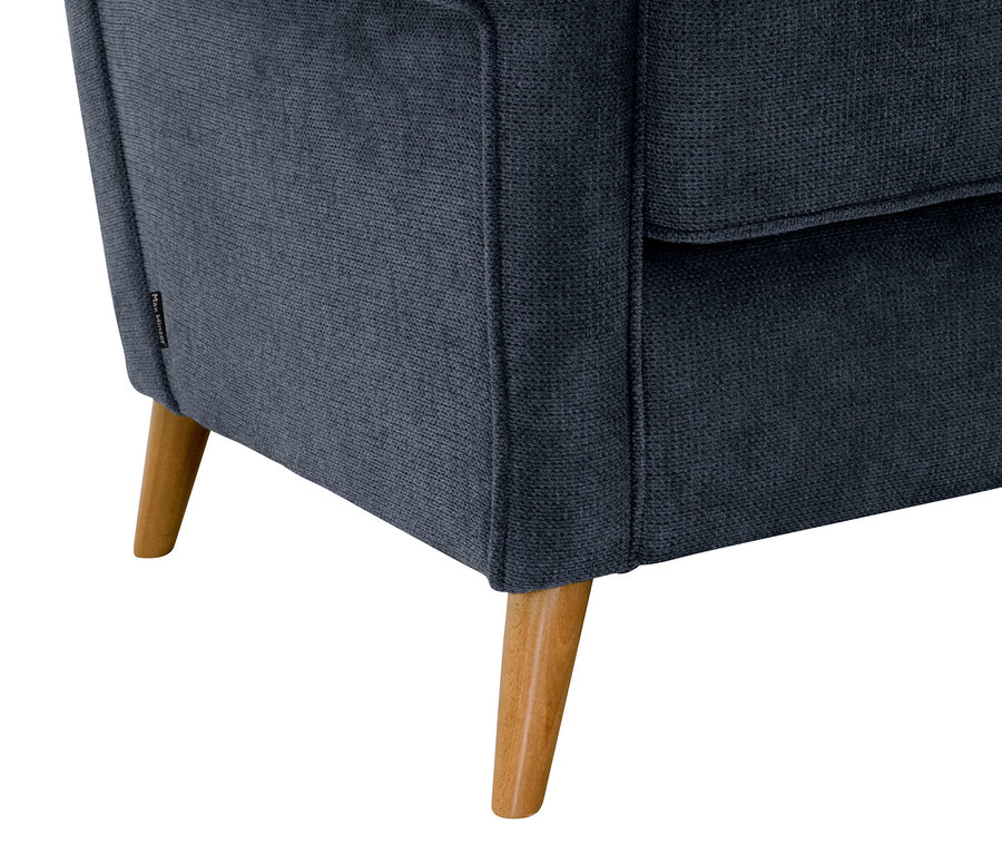 Detailansicht eines dunkelblauen Ohrensessels "Anton" mit Armlehne und Holzbeinen.