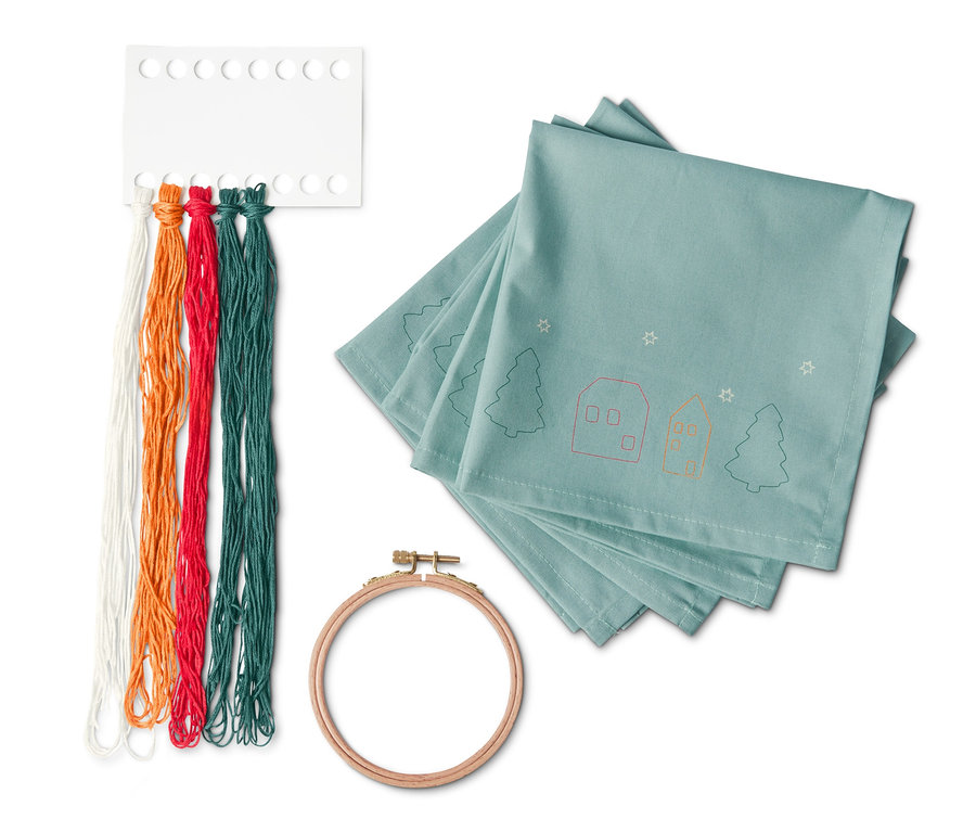 Servietten-Stick-Set, 4er, mit farbigen Garnen und Holzrahmen.