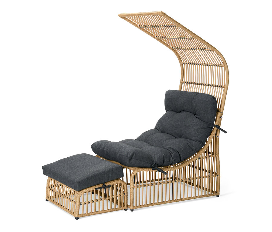 Ein Outdoorsessel mit Dach und herausziehbarem Fußteil aus braunem Rattan mit dunkelgrauen Polstern.