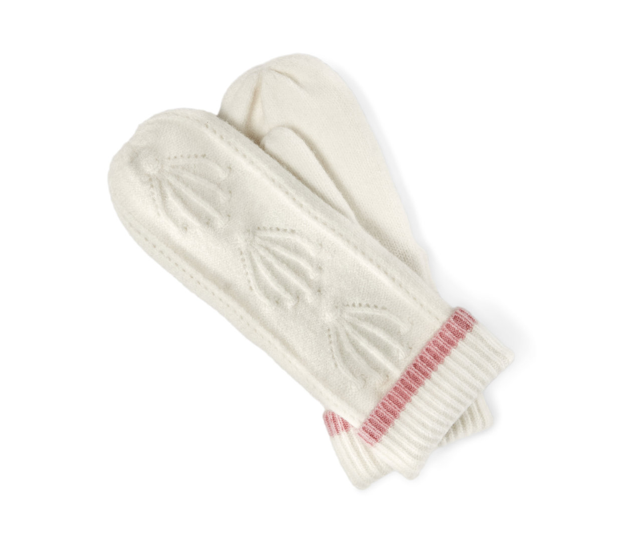 Zwei cremefarbene Strick-Fäustlinge mit Wolle liegen übereinander. Die Handschuhe haben ein dekoratives Muster und rosa Streifen an den Bündchen.