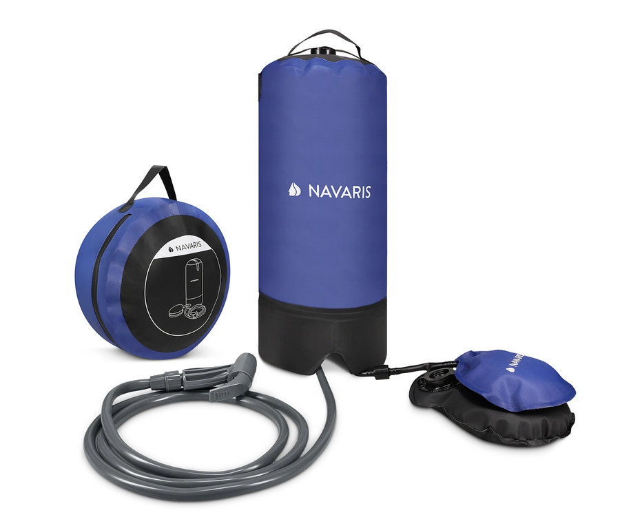 Ein Navaris Campingdusche mit Fußpumpe Set, zusammengelegt und bereit zur Verwendung.