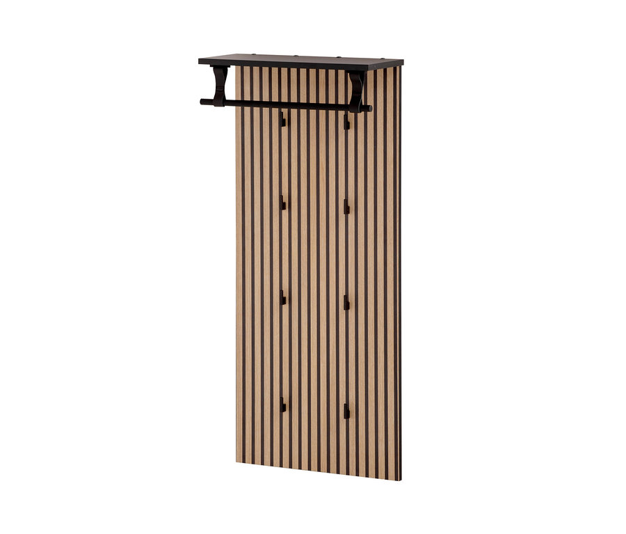 Hakenpaneel »Hank« mit schwarzen Haken und hölzernem Lamellenhintergrund.