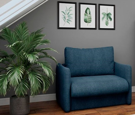 Blaues Schlafsofa »Helsinki« steht neben einer Topfpflanze.