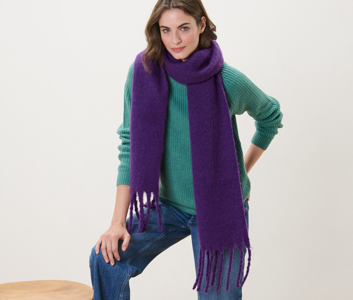 Frau posiert mit lila Webschal.