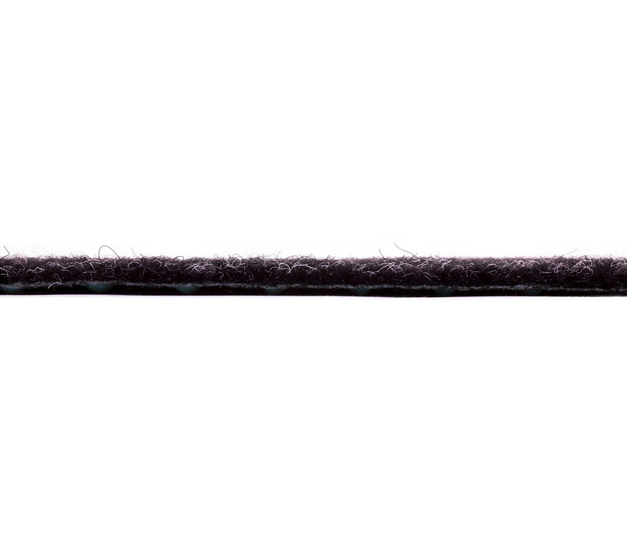 Detailansicht eines anthrazitfarbenen Primaflor Rasenteppichs »Park«.