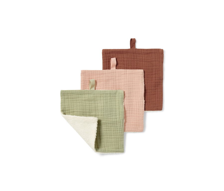 Drei Kosmetiktücher in Grün, Rosé und Rostfarben sind zu sehen. Das grüne Tuch ist teilweise umgeschlagen, sodass die weisse Seite sichtbar ist.