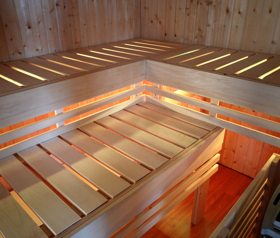 Innenansicht einer Sauna mit Holzverkleidung und Bänken des Karibu Saunahauses »Gwen«.