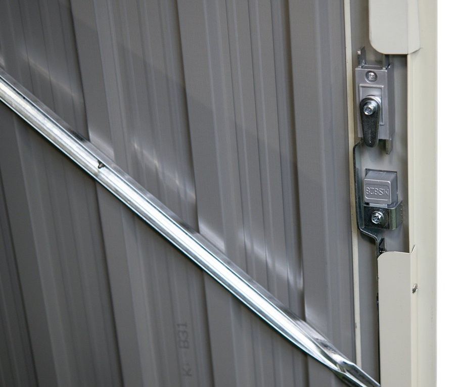 Detailaufnahme des Verschlusses an der Tür einer Fahrradgarage.