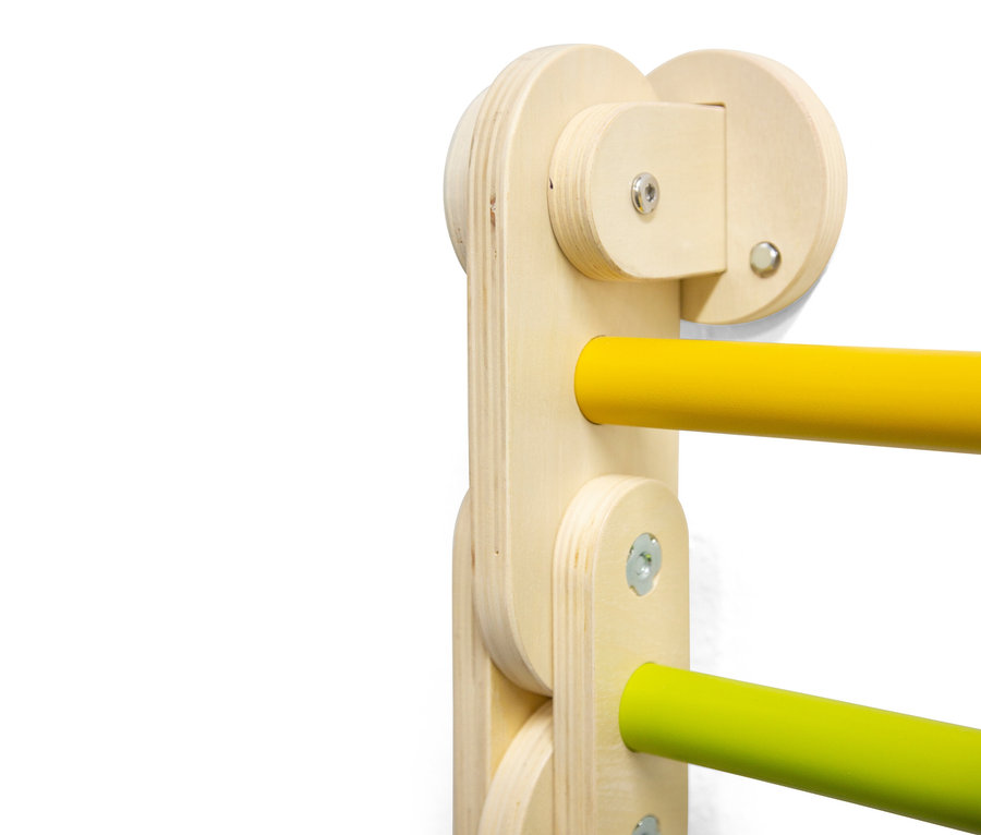 Detail eines small foot Kletterdreieck »Adventure« inkl. Sprossenwand-Adapter aus Holz mit gelben und grünen Sprossen.
