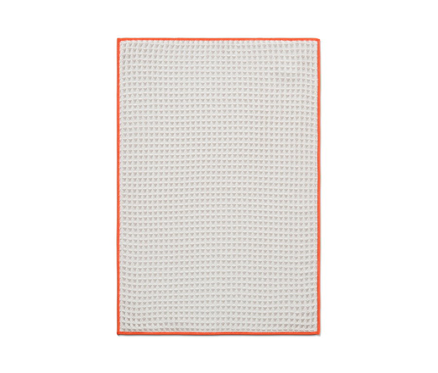 Ein extragroßes Trockentuch mit orangefarbenem Rand.