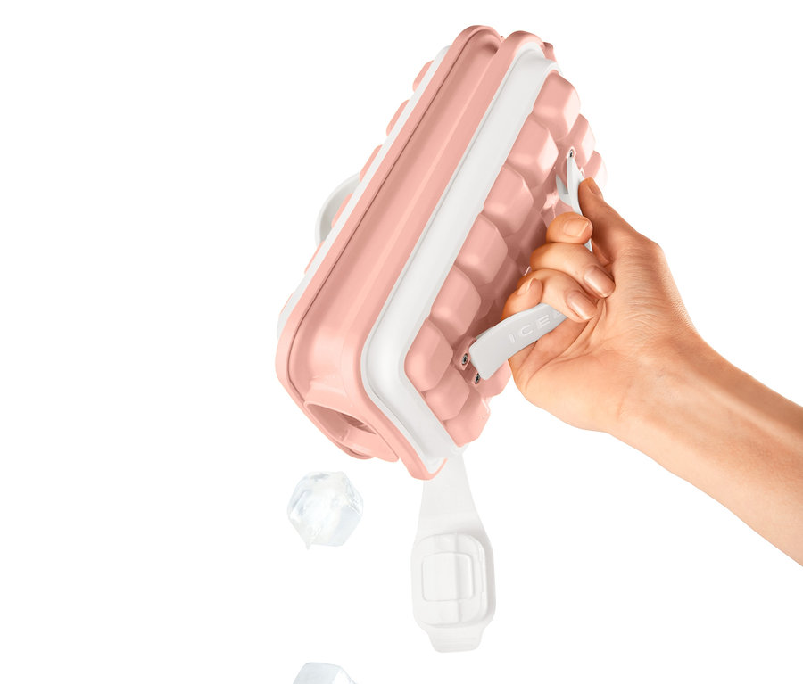 Eine Hand hält einen Eiswürfelbereiter »ICEBREAKER® POP« und löst Eiswürfel.