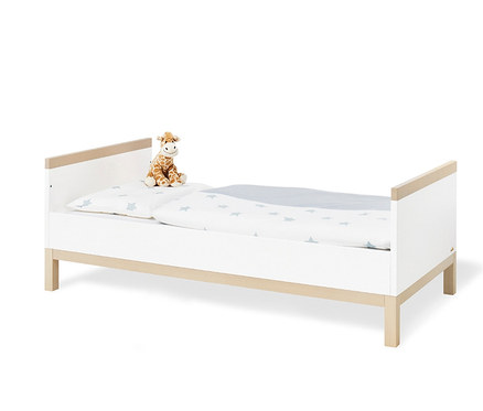 Pinolino Babybett »Light« mit einem Giraffenspielzeug auf dem Kissen.