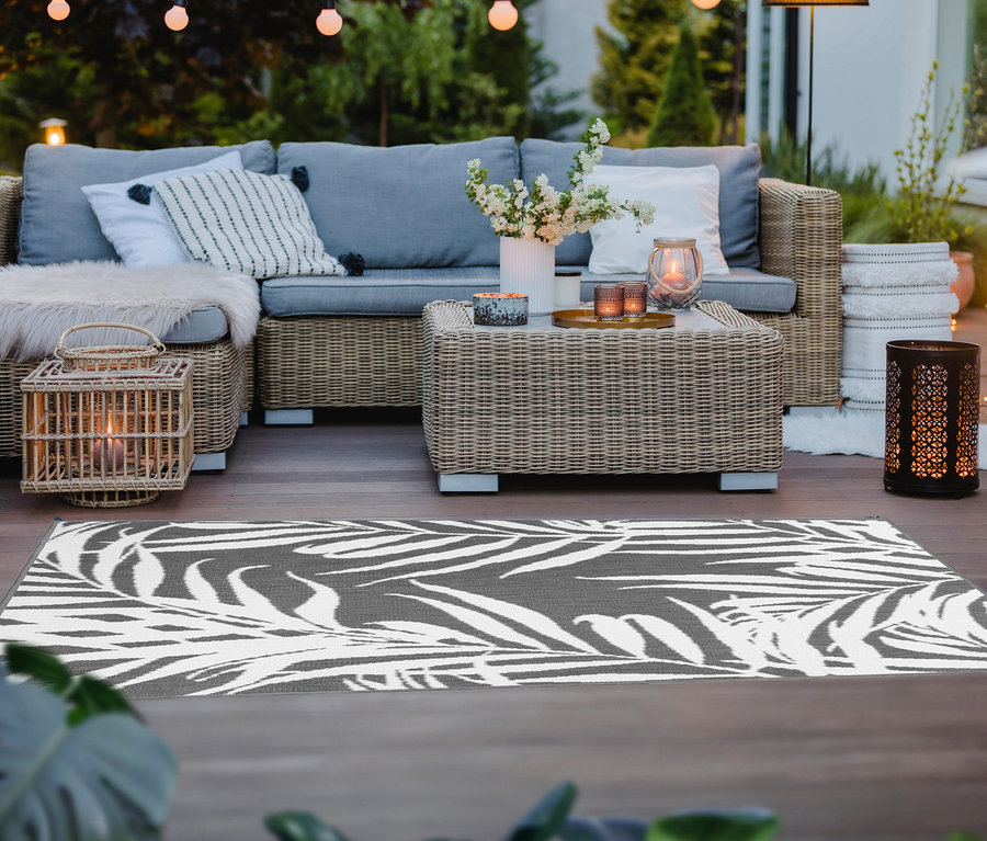 Grauer Outdoor-Wende-Teppich »Palm Tree«, ca. 160 x 220 cm und ca. 120 x 160 cm auf Holzterrasse.
