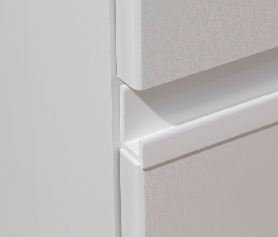 Detail einer weißen rauch »Joel« Kommode mit zwei Schubladen.