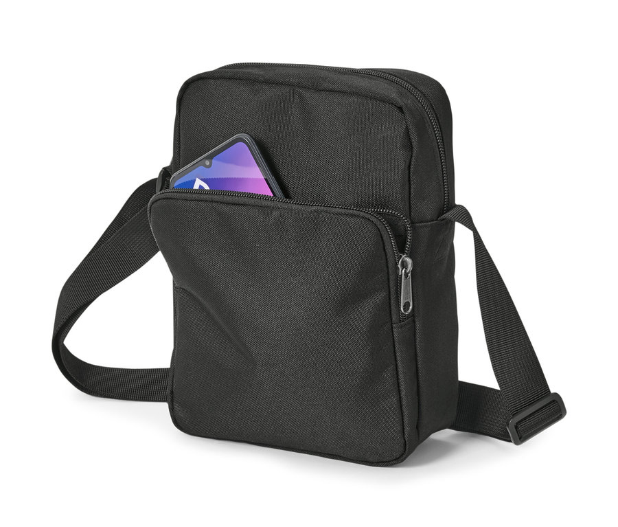 Schwarze Umhängetasche mit Handy in der Tasche.