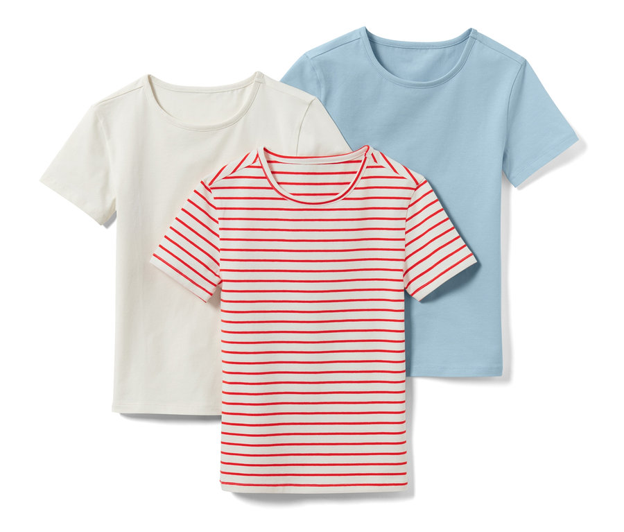 Drei Kinder-T-Shirts: ein weißes, ein blaues und ein gestreiftes.
