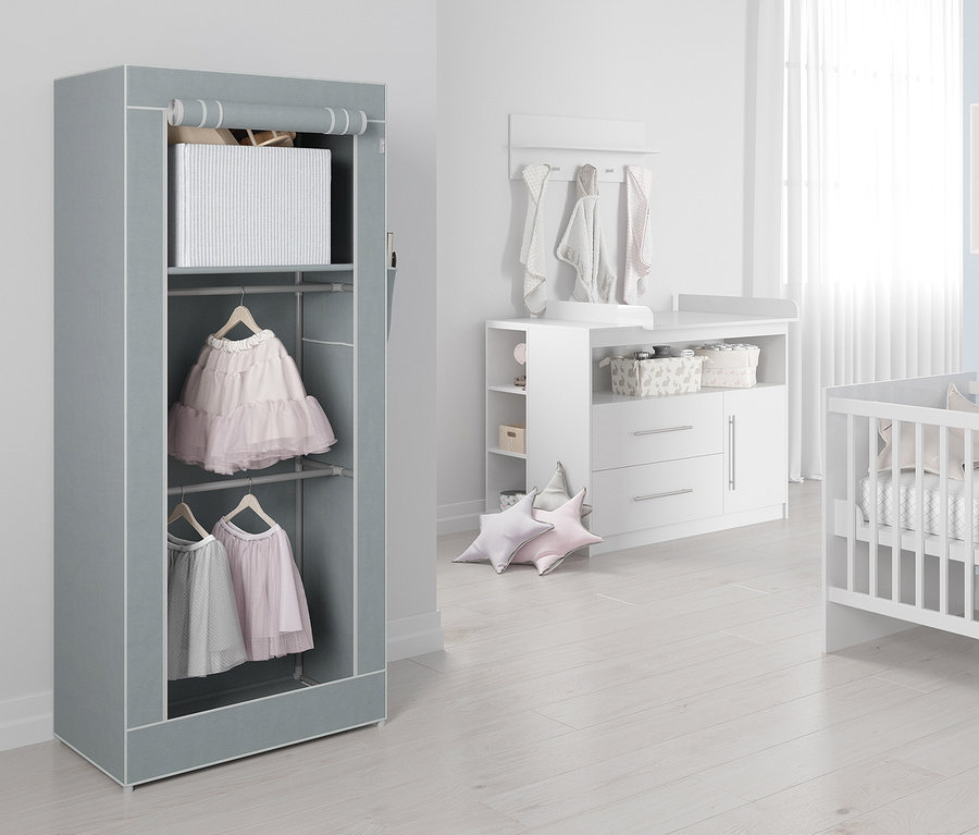 Im Zimmer stehen ein roba Textil-Kleiderschrank M, eine Kommode und ein Kinderbett.