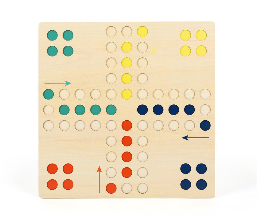 Detailansicht des »Ludo« XL Brettspiels von Small Foot, das Felder in Gelb, Blau, Grün und Rot mit Pfeilen in passenden Farben zeigt.