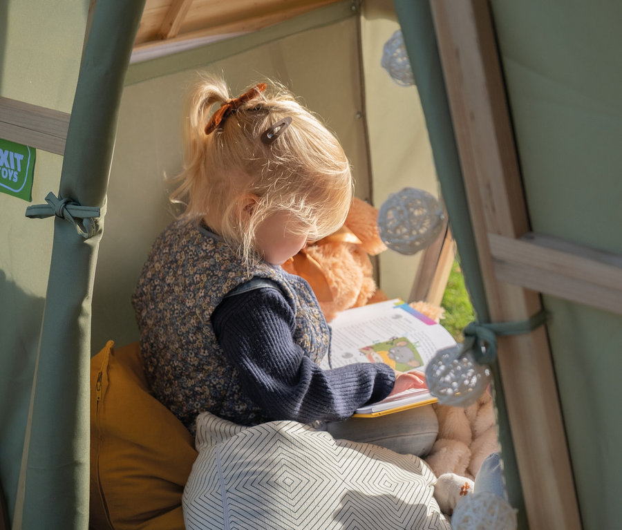 Mädchen liest ein Buch im EXIT Spielhaus "Yuki 100".