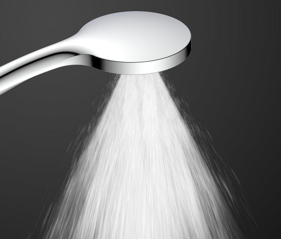 Chromfarbener Duschkopf mit Wasserstrahl vor dunklem Hintergrund. Brausestangen-Set »CAPRI«, chrom.