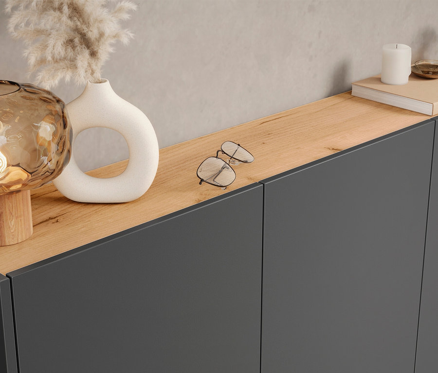 Braune Lampe, Vase und Brille auf Mehrzweckschrank »Libbiano«, graphit/eiche.