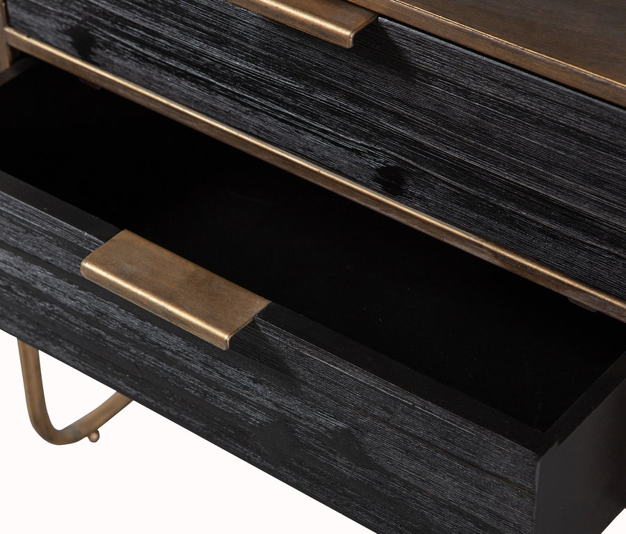 Detailansicht eines schwarzen BePureHome »Polite« Nachttischs, bei dem eine Schublade geöffnet ist.