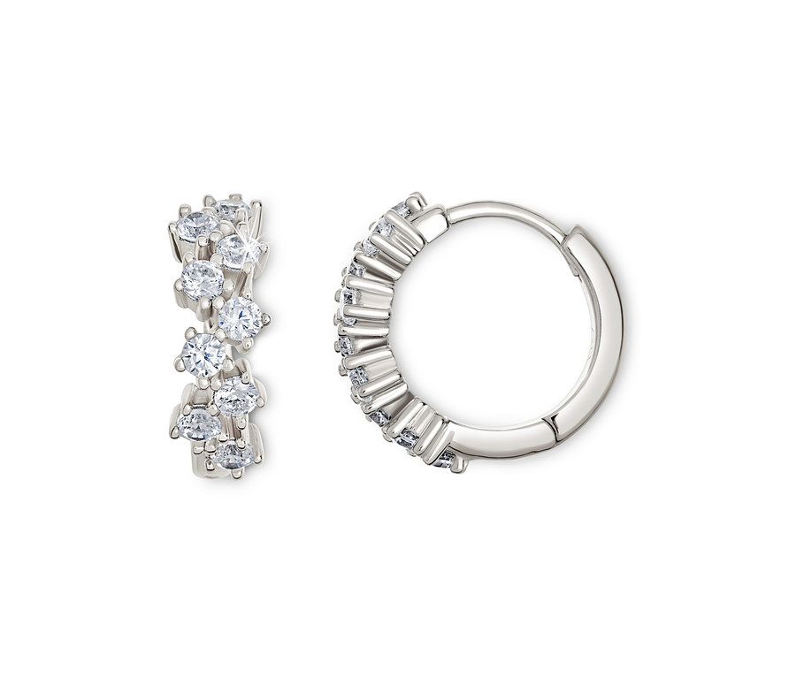 Zwei silberne Ohrringe mit klaren Steinen auf weißem Hintergrund.