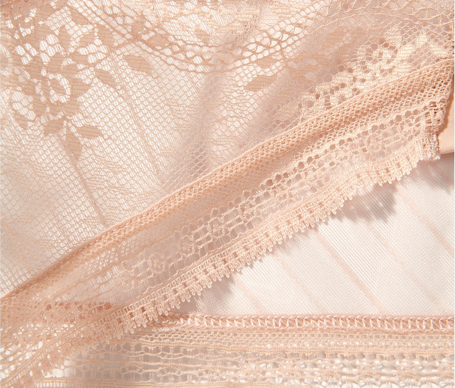 Detailaufnahme von rosafarbener Spitzenunterwäsche.