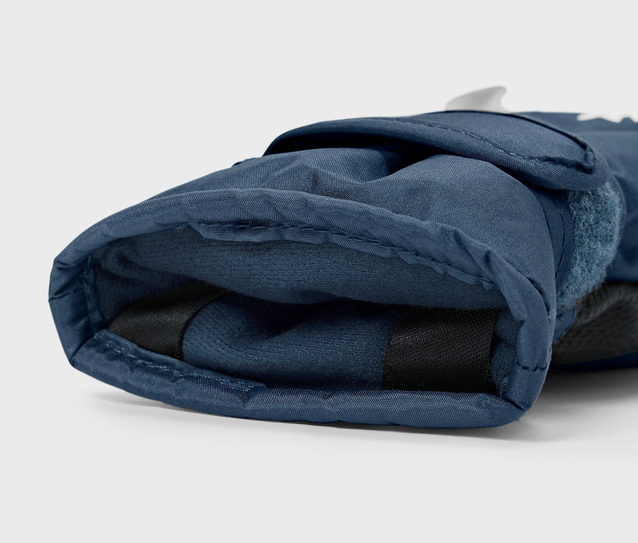 Detailaufnahme eines marineblauen Skihandschuhs.