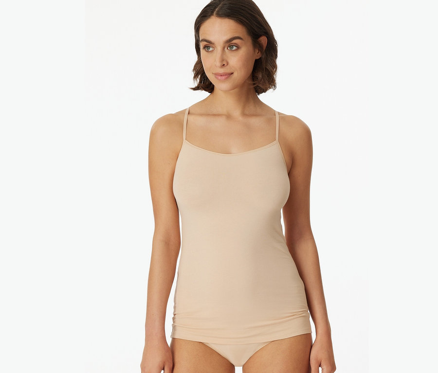 Frau trägt 2 SCHIESSER Tops, sand.