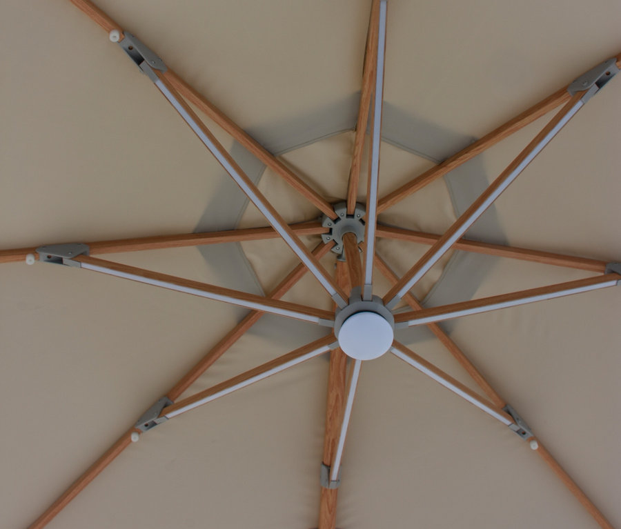 Ansicht von unten auf einen Leco LED-Ampelschirm, ca. 350 cm, inkl. Abdeckhaube, mit Holzrippen und beigem Stoff.