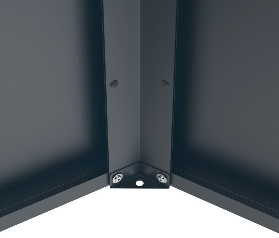 Detailaufnahme eines grauen Regals, das mit Schrauben verbunden ist.