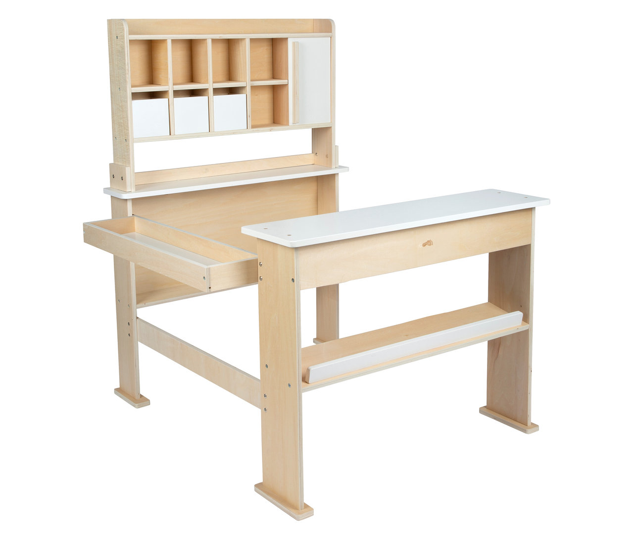 Der small foot Kaufladen ist aus hellem Holz gefertigt und hat eine weiße Arbeitsfläche.