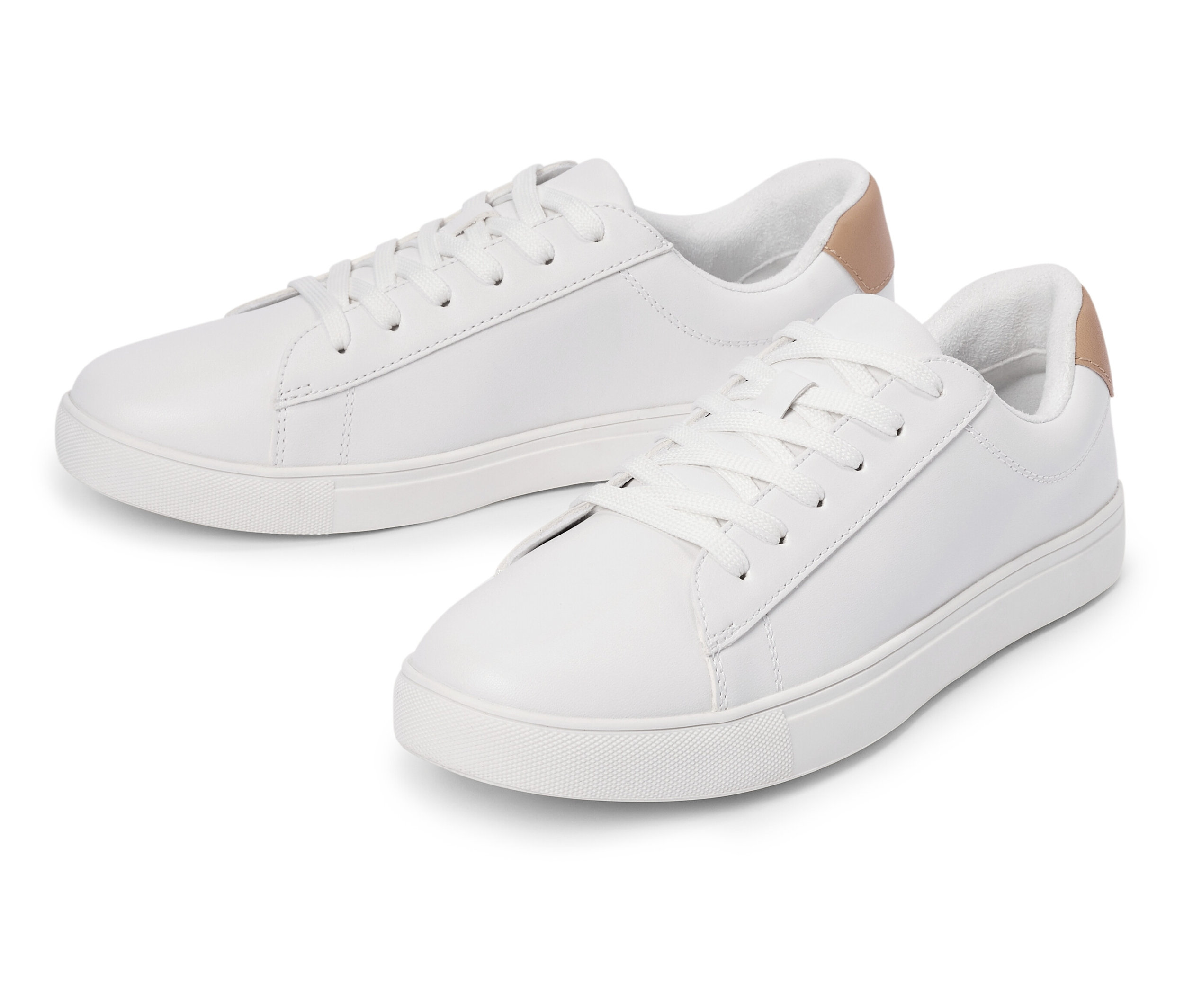 Zwei weiße Turnschuhe mit Schnürsenkeln und hellbraunem Detail an der Ferse liegen nebeneinander.