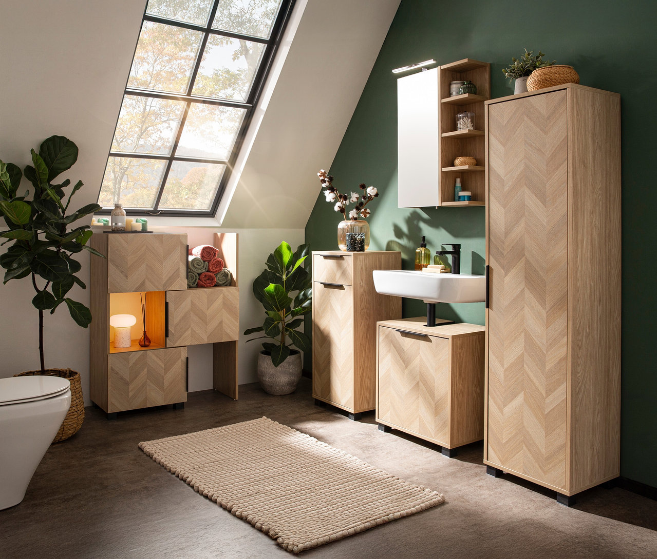 Ein Badezimmer mit hellen Holzmöbeln im Fischgrätenmuster, einem weißen Waschbecken und einem großen Fenster.