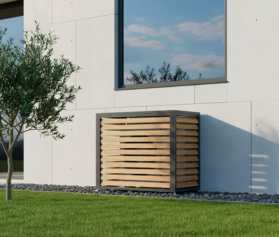 Eine Holzverkleidung mit grauem Rahmen steht vor einer weißen Betonwand neben einem Fenster.