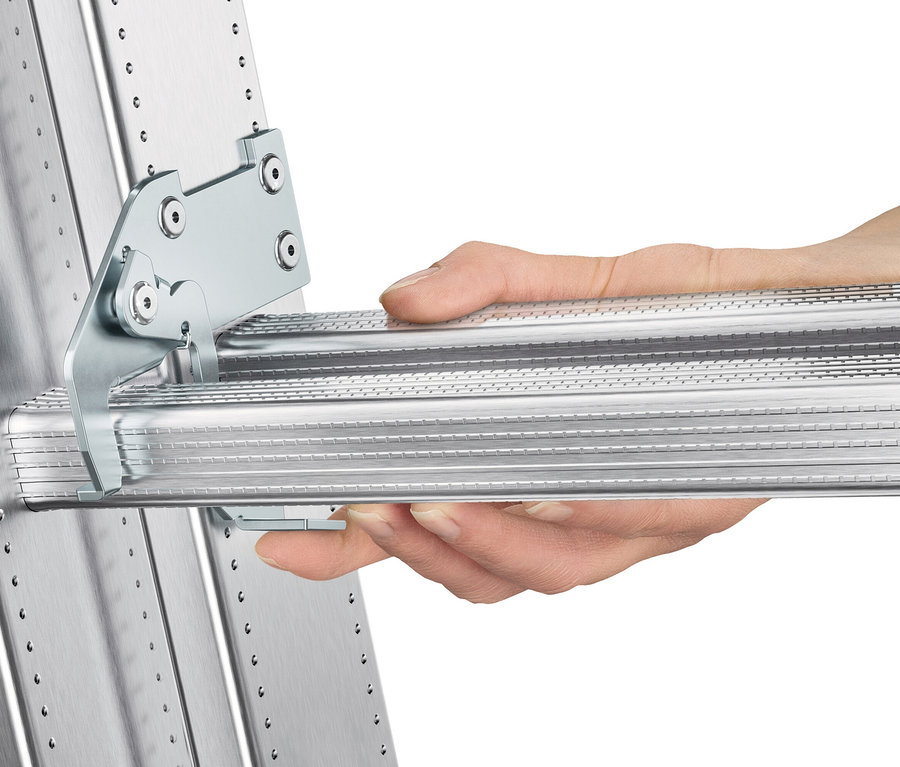 Eine Hand bedient den Verschlussmechanismus einer Aluminiumleiter.