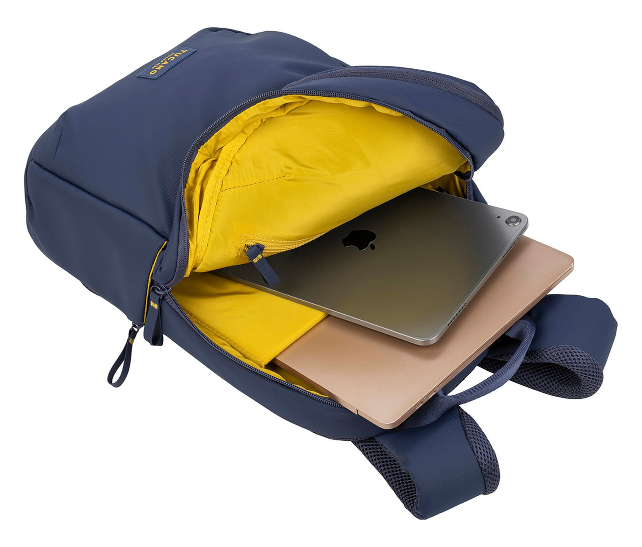 Offener marineblauer Rucksack mit gelbem Innenfutter, darin ein Tablet und ein Laptop.