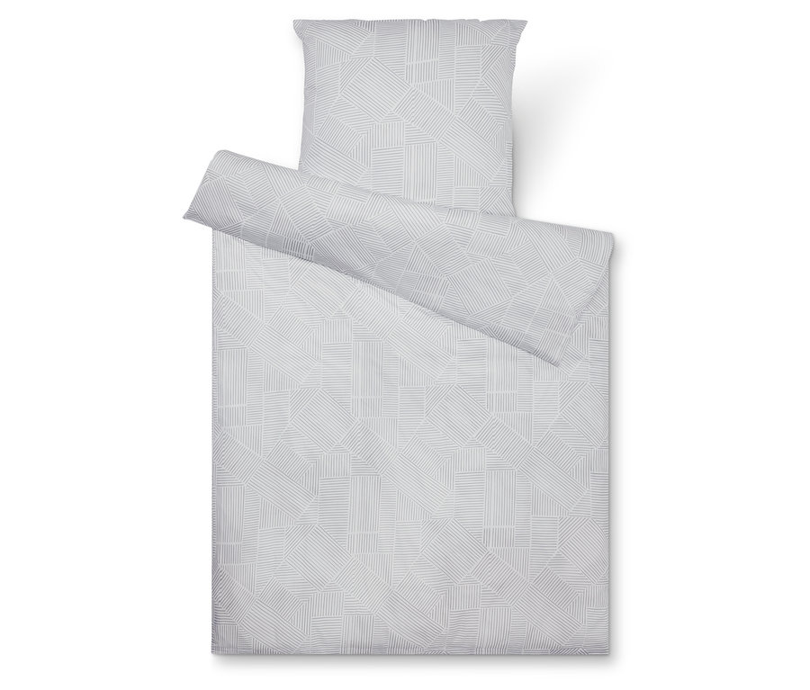 Draufsicht auf ein graues Bettwäscheset mit geometrischem Muster, bestehend aus einem Kissenbezug, einer Bettdecke und einem teilweise aufgerollten Bettbezug.