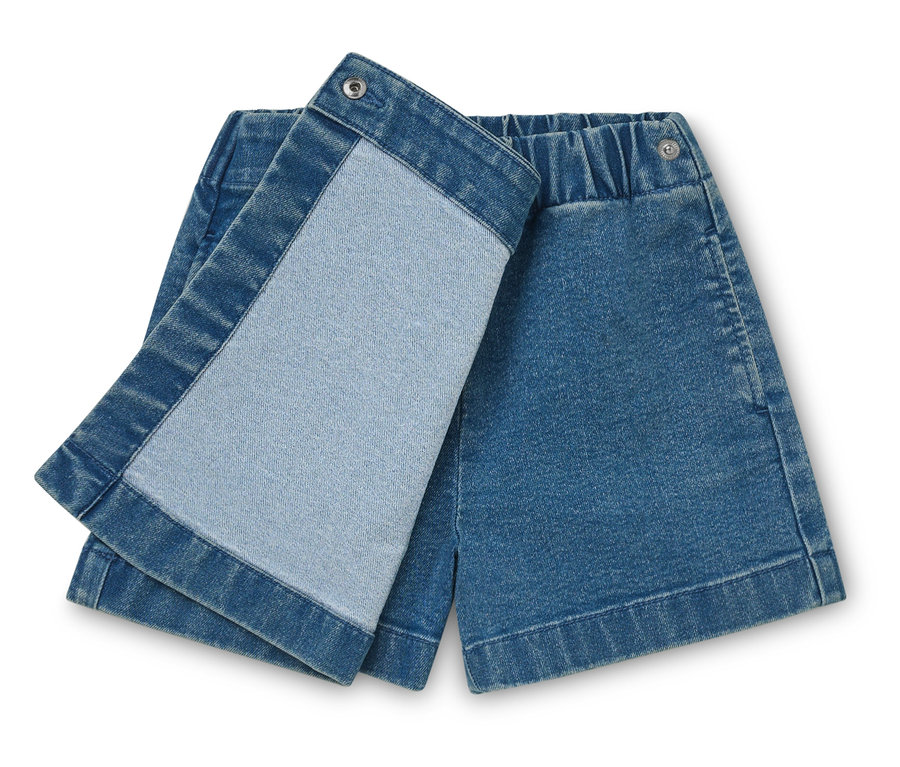 Kinder-Jeans-Hosenrock aus Denimstoff, teilweise umgeschlagen.